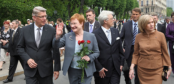 Suomen ja Latvian presidentit puolisoineen. Copyright © Tasavallan presidentin kanslia